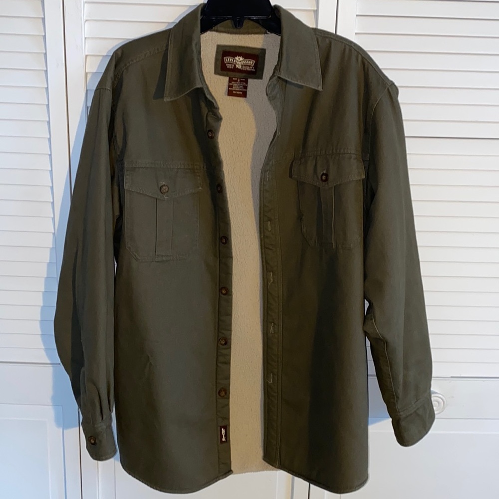 Men’s Levi’s dark taupe Sherpa lined shirt jacket. Like new and size medium.